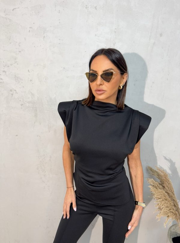 Elegantna crna bluza naglašenih naramenica od čvrste skube sa elastinom