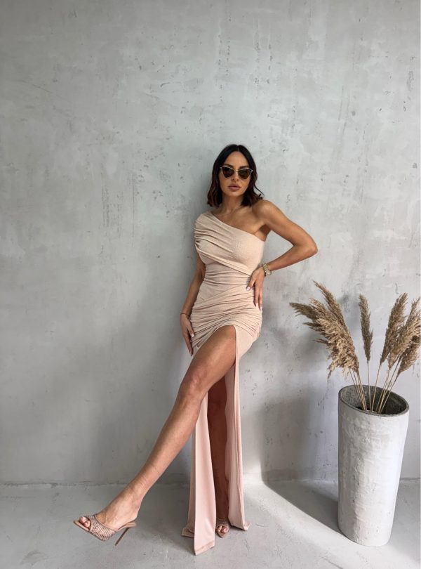 Duga asimetrična svetlucava bež haljina sa dubokim šlicem i naboranim detaljima