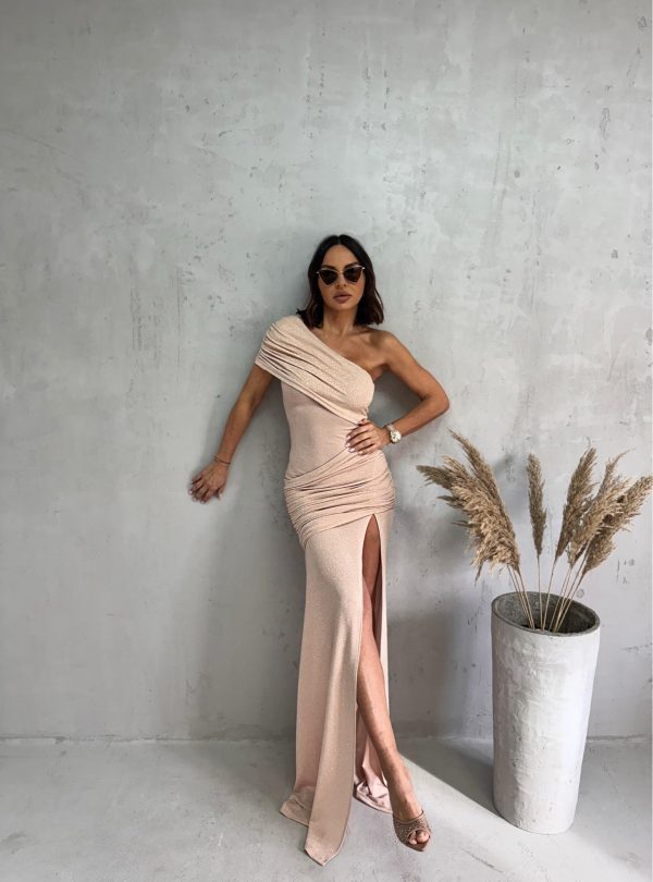 Duga asimetrična svetlucava bež haljina sa dubokim šlicem i naboranim detaljima