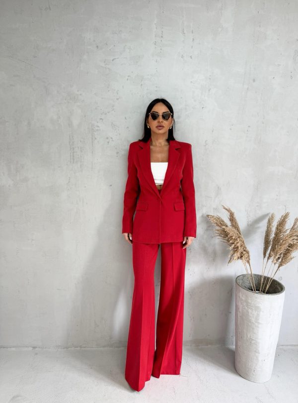 Crveno elegantno odelo, zvonaste pantalone i duži blejzer