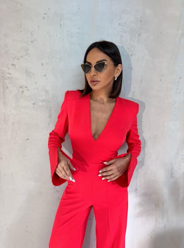 Koralno crveni elegantni kombinezon zvonastih rukava i nogavica sa V izrezom