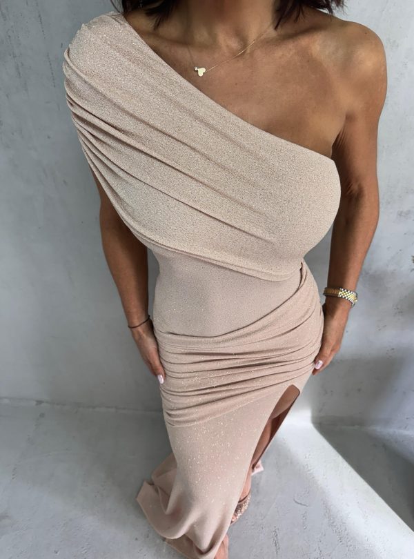 Duga asimetrična svetlucava bež haljina sa dubokim šlicem i naboranim detaljima
