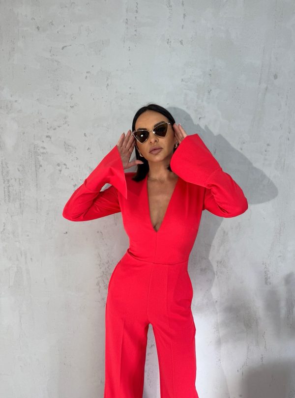 Koralno crveni elegantni kombinezon zvonastih rukava i nogavica sa V izrezom
