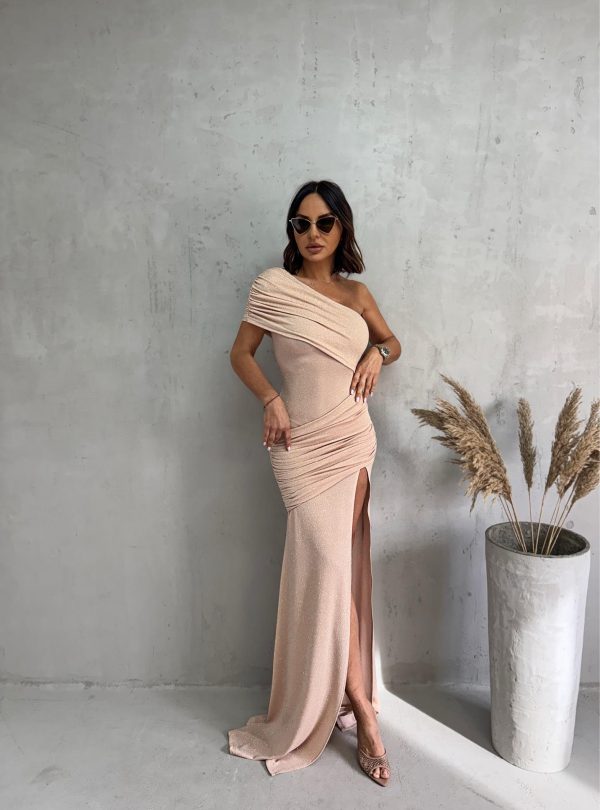 Duga asimetrična svetlucava bež haljina sa dubokim šlicem i naboranim detaljima
