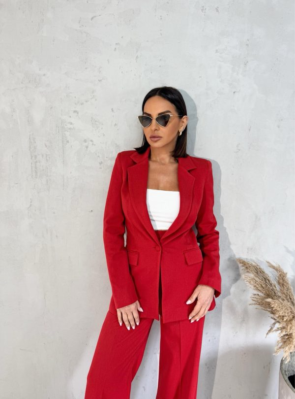 Crveno elegantno odelo, zvonaste pantalone i duži blejzer