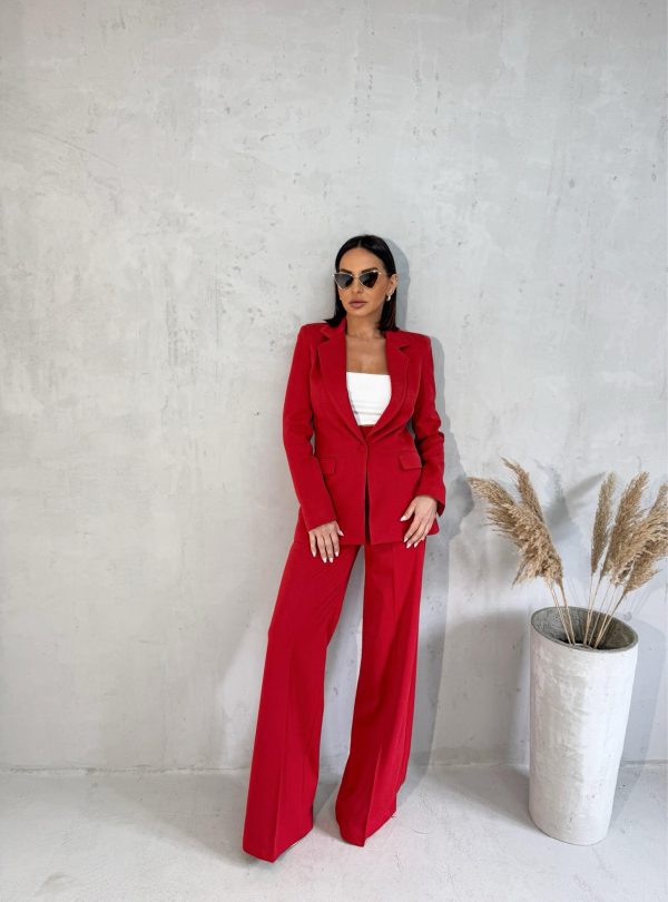 Crveno elegantno odelo, zvonaste pantalone i duži blejzer