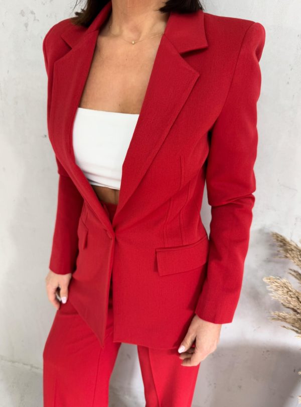 Crveno elegantno odelo, zvonaste pantalone i duži blejzer