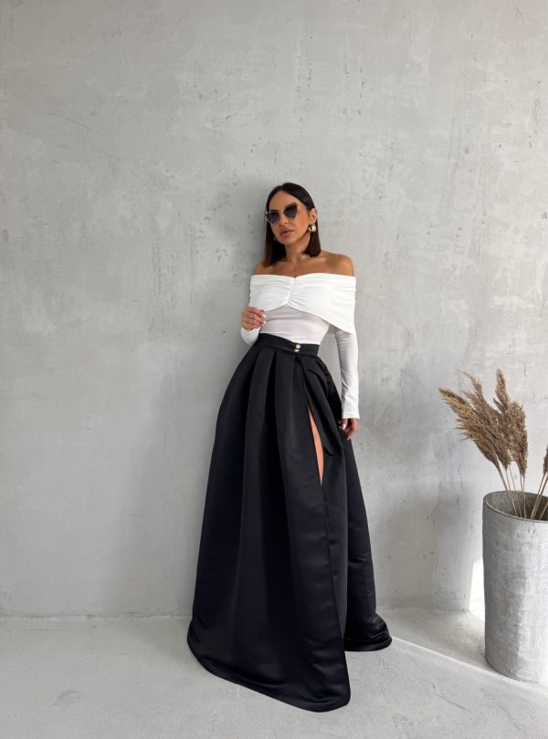 Duga crna satenska suknja A kroja visokog struka i dubokog šlica