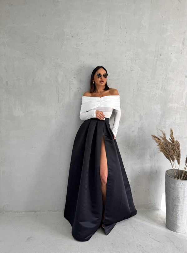 Duga crna satenska suknja A kroja visokog struka i dubokog šlica