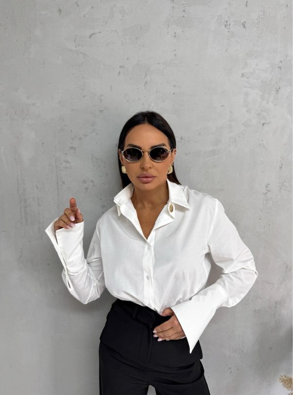 Bela basic košulja visokih manžetni sa ukrasnim dugmadima