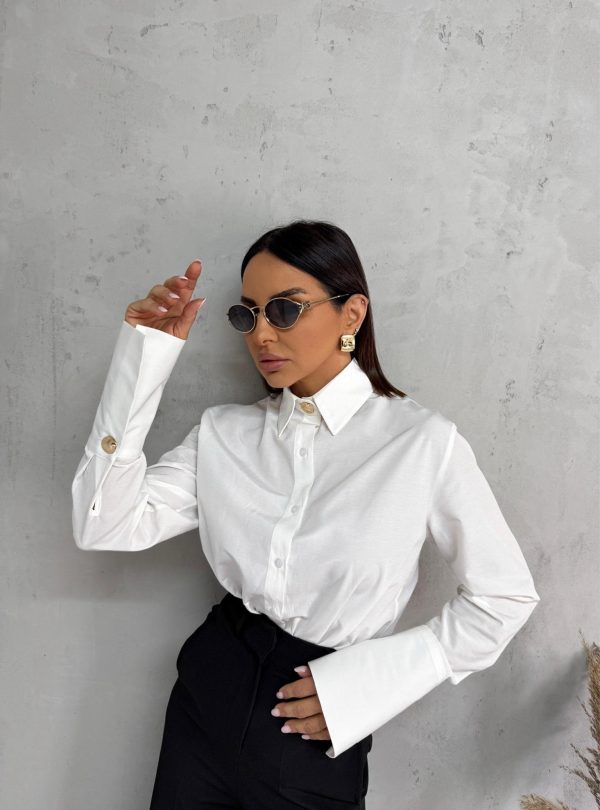 Bela basic košulja visokih manžetni sa ukrasnim dugmadima