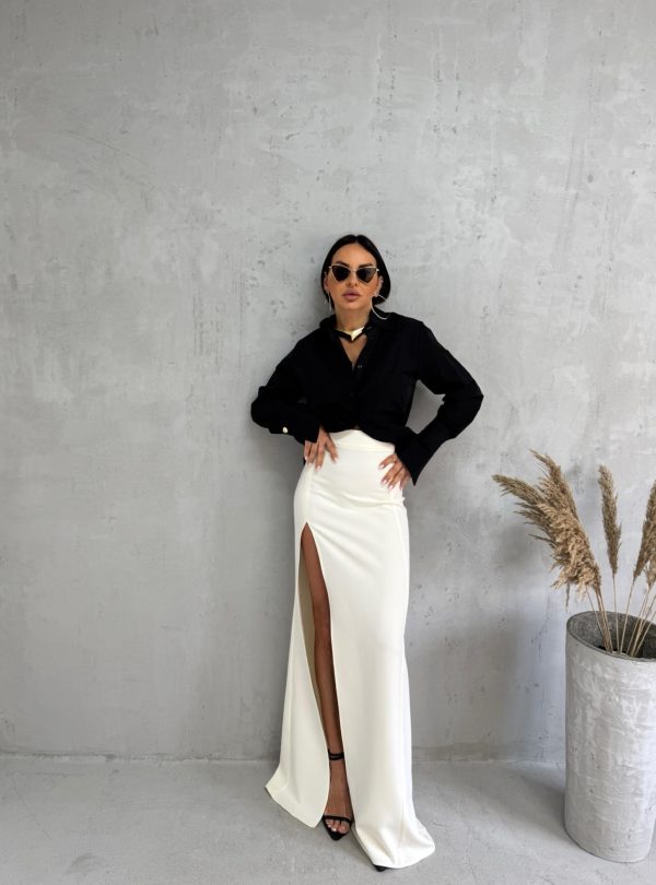 Duga bela suknja visokog struka sa dubokim šlicem sa strane