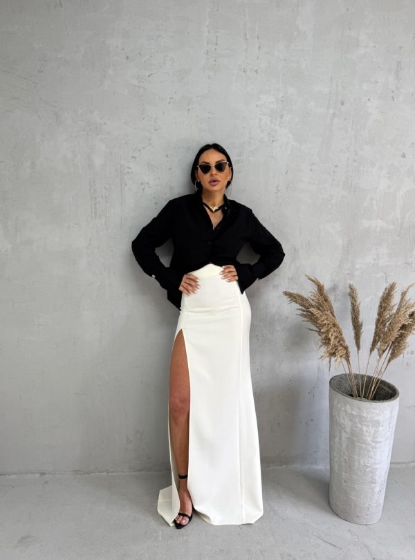 Duga bela suknja visokog struka sa dubokim šlicem sa strane