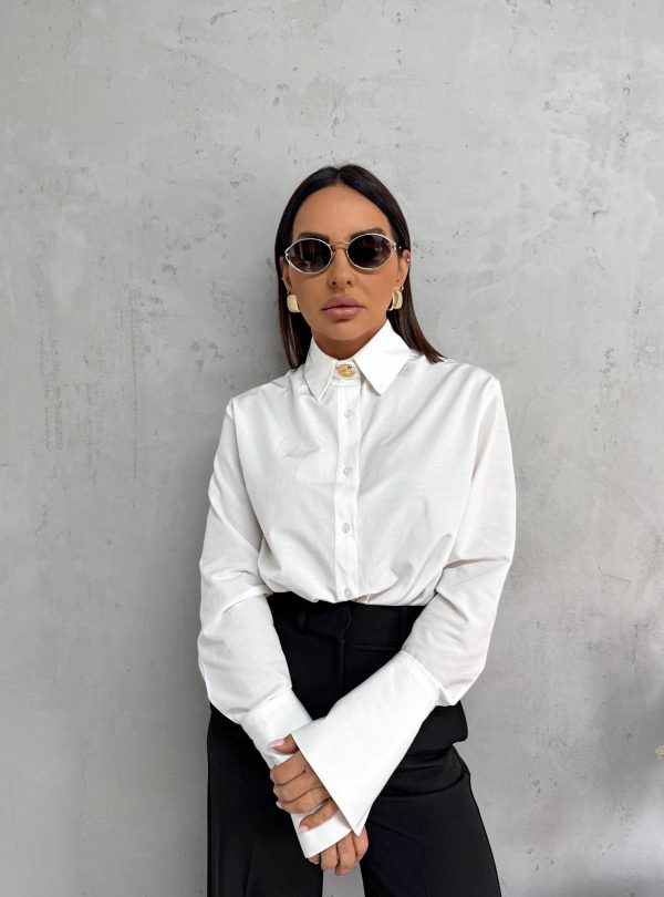 Bela basic košulja visokih manžetni sa ukrasnim dugmadima