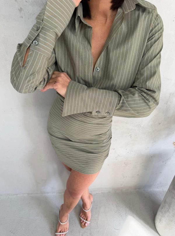 Mini prugasta maslinasto zelena haljina u formi košulje sa dugim rukavima i visokim manžetnama