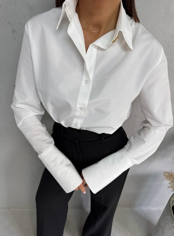 Bela basic košulja visokih manžetni sa ukrasnim dugmadima