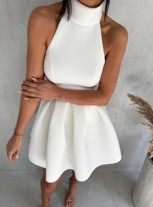 Mini bela elegantna haljina A kroja od čvrste skube sa rolka kragnom i otvorenim leđima
