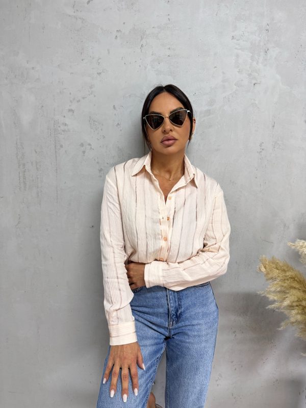 Košulja prugastog materijala boje kajsije