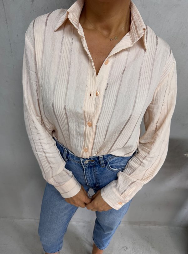Košulja prugastog materijala boje kajsije