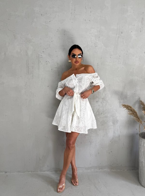 Mini bela pamučna boho haljina sa vezenim detaljima otkrivenih ramena i tri četvrt rukava na kopčanje sa pojasom