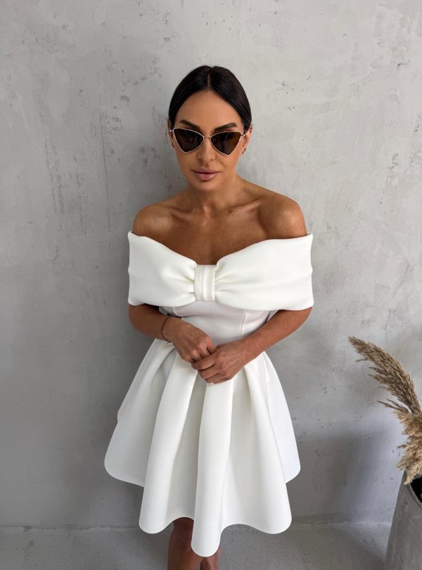 Mini elegantna bela haljina A kroja i otkrivenih ramena sa mašnom
