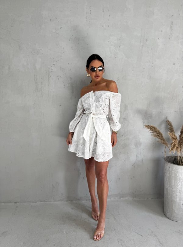 Mini bela pamučna boho haljina sa vezenim detaljima otkrivenih ramena i tri četvrt rukava na kopčanje sa pojasom