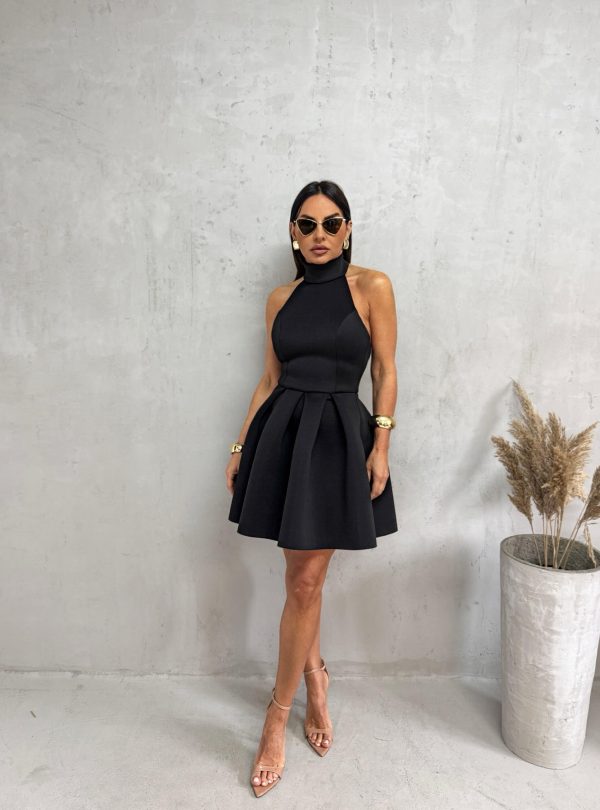 Mala crna elegantna haljina A kroja od čvrste skube sa rolka kragnom i otvorenim leđima