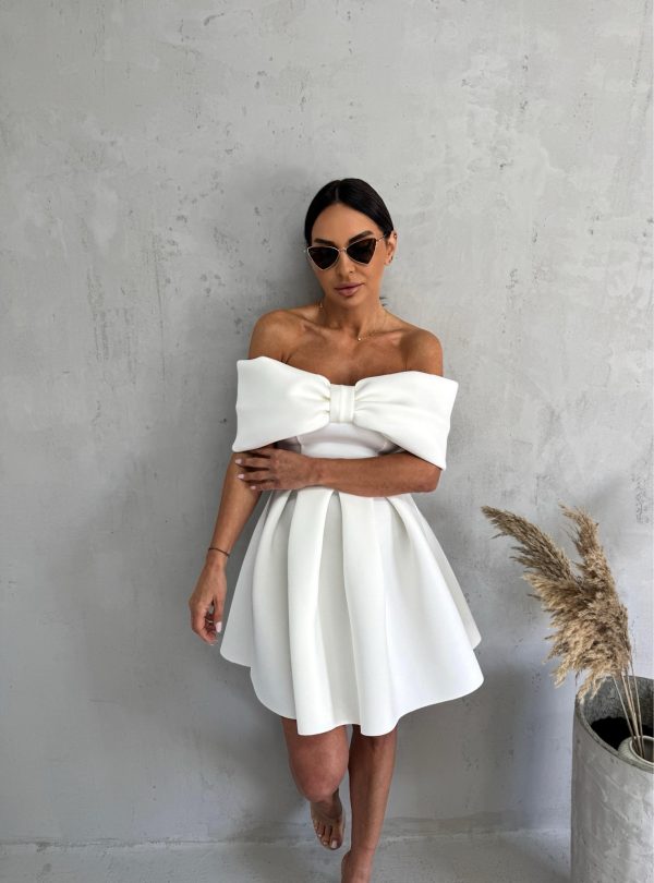 Mini elegantna bela haljina A kroja i otkrivenih ramena sa mašnom