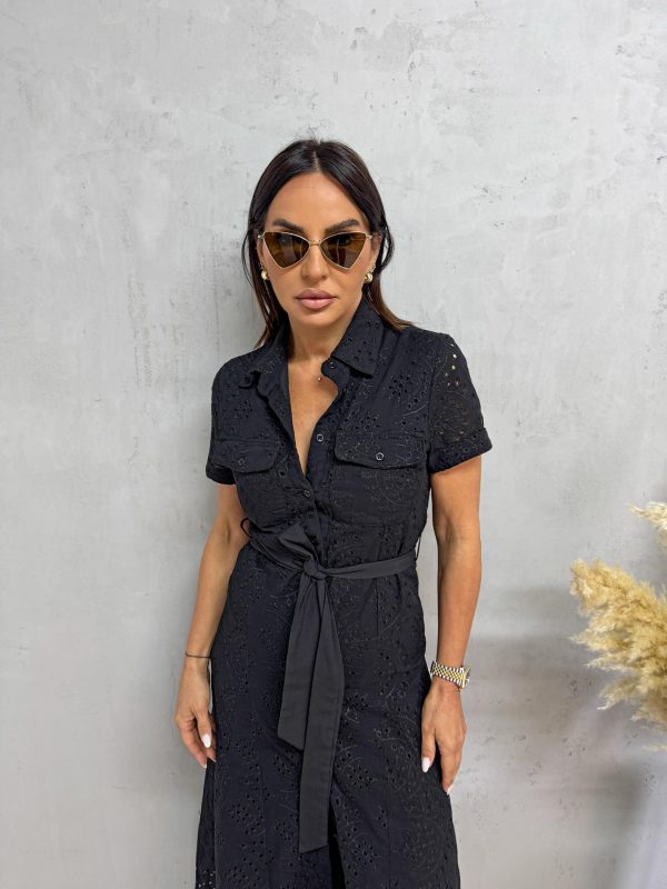 Midi crna pamučna boho haljina na kopčanje sa kratkim rukavima i vezenim detaljima sa pojasom