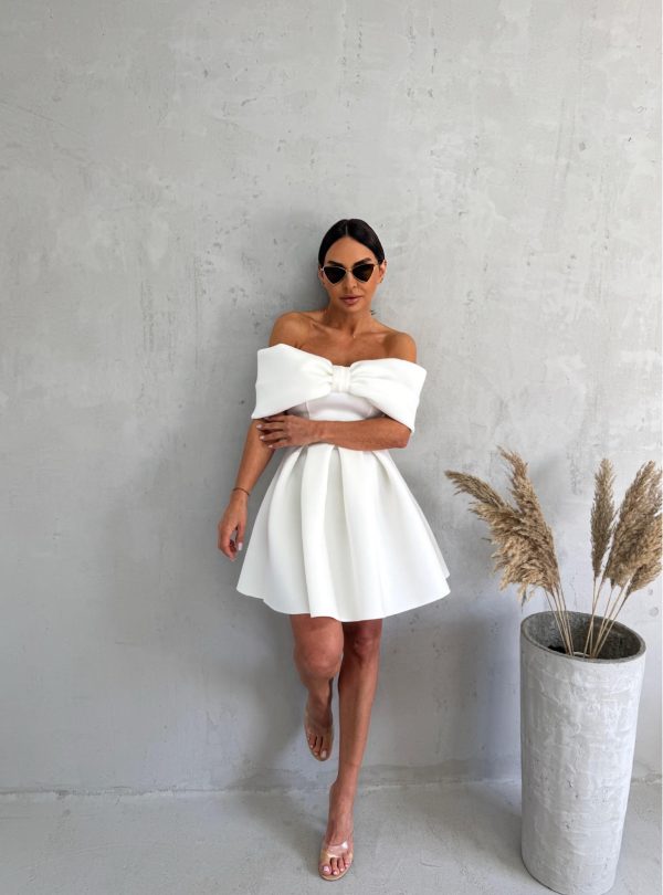 Mini elegantna bela haljina A kroja i otkrivenih ramena sa mašnom