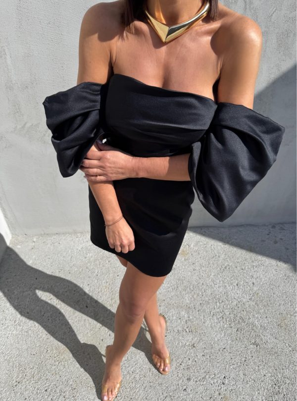 Mala crna elegantna korset haljina sa spuštenim širokim rukavima