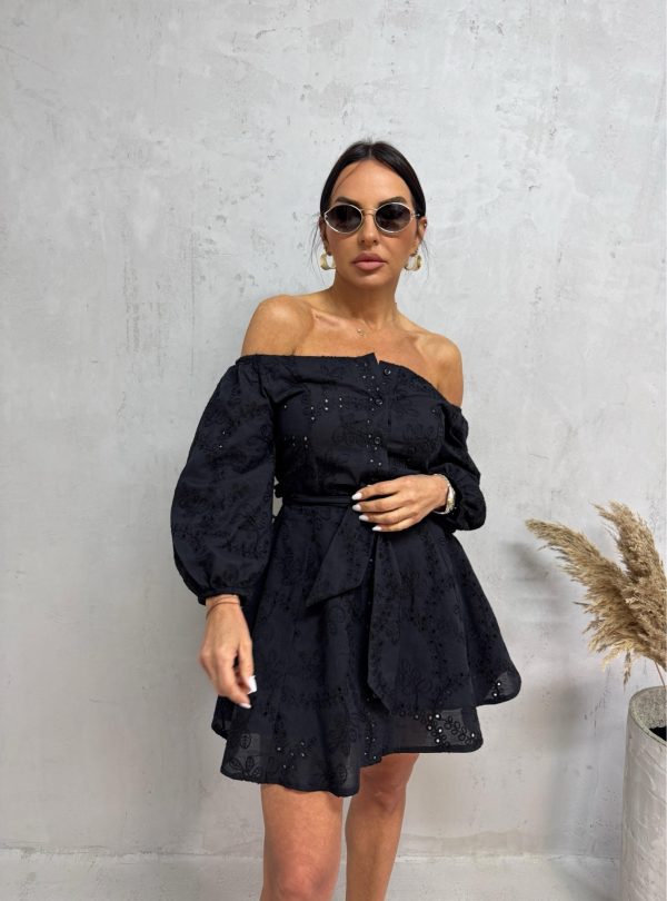 Mini crna pamučna boho haljina sa vezenim detaljima otkrivenih ramena i tri četvrt rukava na kopčanje sa pojasom