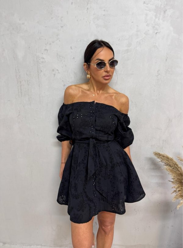 Mini crna pamučna boho haljina sa vezenim detaljima otkrivenih ramena i tri četvrt rukava na kopčanje sa pojasom