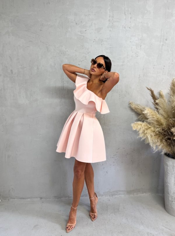 Mini elegantna asimetrična svetlo roze haljina A kroja sa karnerom preko grudi od čvrste skube