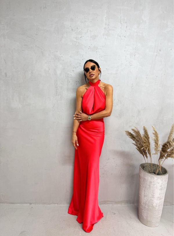Duga crvena elegantna satenska haljina otvorenih leđa sa rolka kragnom