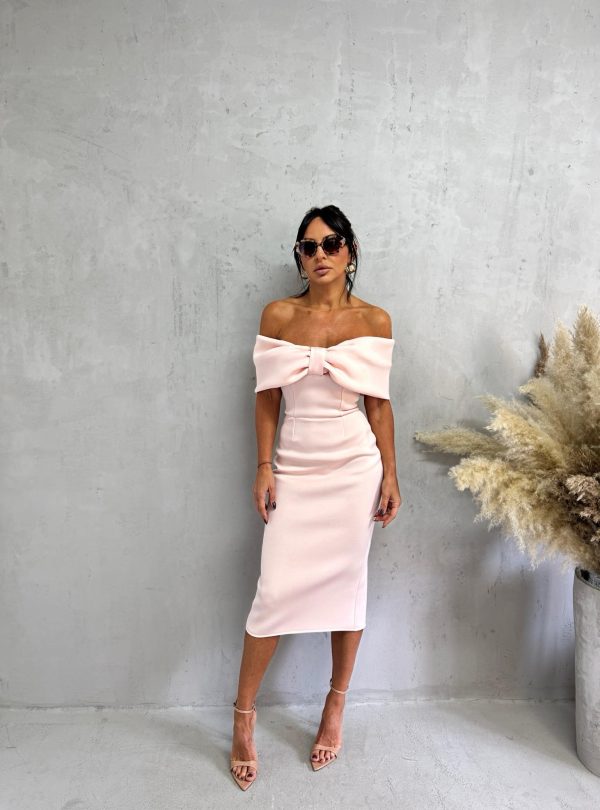 Elegantna uska haljina midi dužine ispod kolena otkrivenih ramena sa dekolteom u vidu mašne puder roze boje