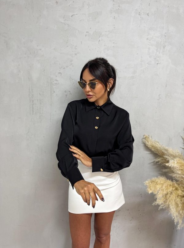 Crna elegantna košulja sa zlatnim dugmadima