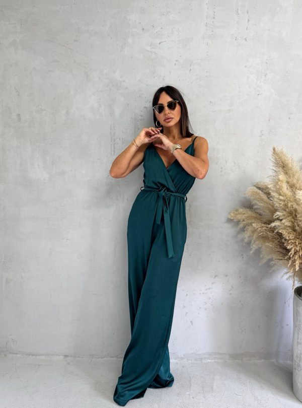 Satenski kombinezon petrolej zelene boje sa dekolteom na preklop i vezivanjem oko pojasa i džepovima