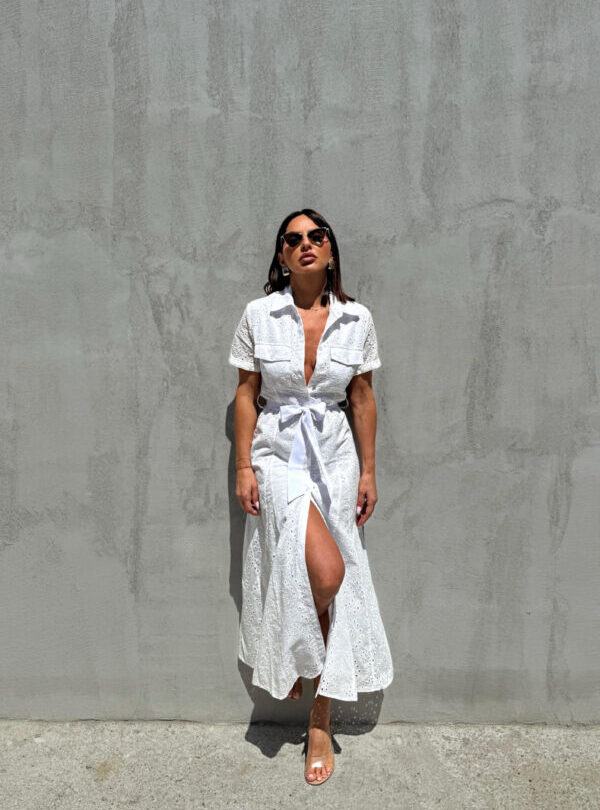 Midi bela pamučna boho haljina na kopčanje sa kratkim rukavima i vezenim detaljima sa pojasom