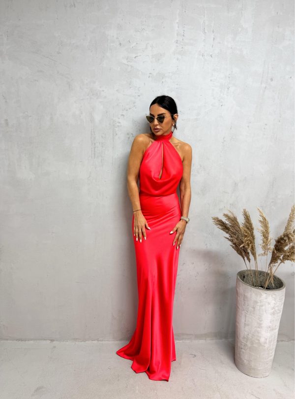 Duga crvena elegantna satenska haljina otvorenih leđa sa rolka kragnom