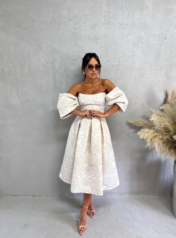 Midi cvetna korset haljina A kroja nežno bež boje sa spuštenim rukavima i korset vezivanjem na leđima