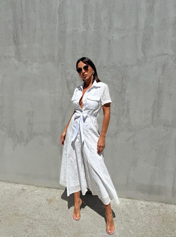 Midi bela pamučna boho haljina na kopčanje sa kratkim rukavima i vezenim detaljima sa pojasom