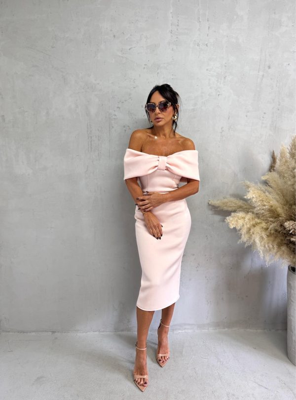 Elegantna uska haljina midi dužine ispod kolena otkrivenih ramena sa dekolteom u vidu mašne puder roze boje