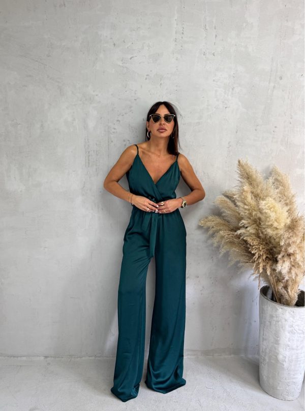 Satenski kombinezon petrolej zelene boje sa dekolteom na preklop i vezivanjem oko pojasa i džepovima