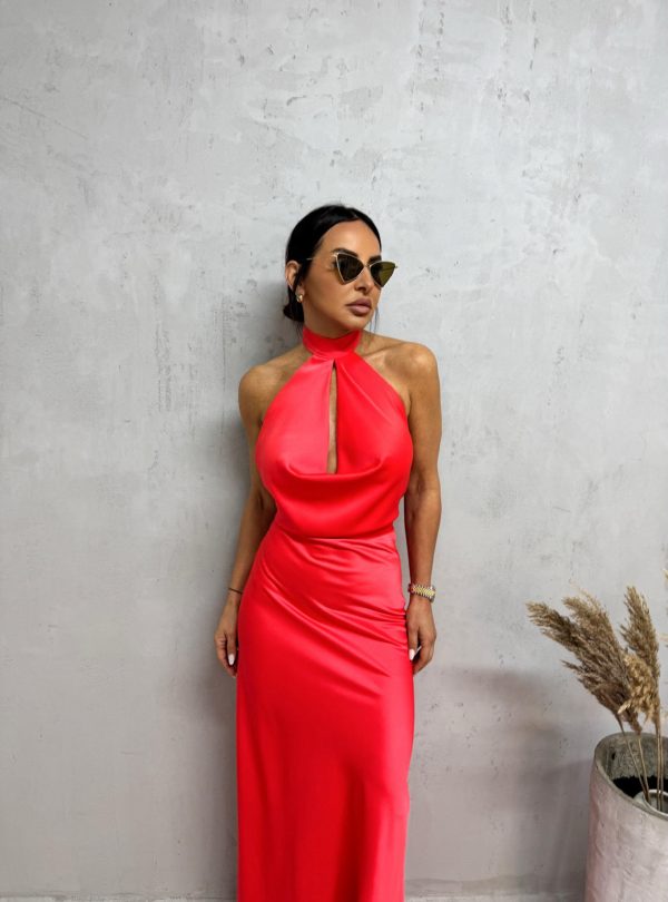 Duga crvena elegantna satenska haljina otvorenih leđa sa rolka kragnom