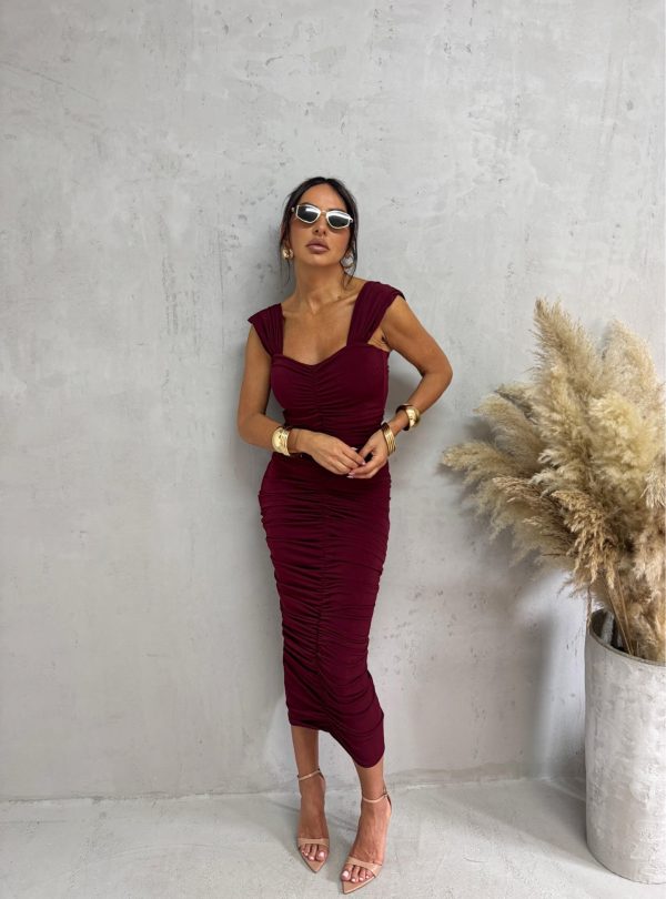 Midi bordo elegantna haljina naboranog materijala sa srce dekolteom i debljim ležernim bretelama