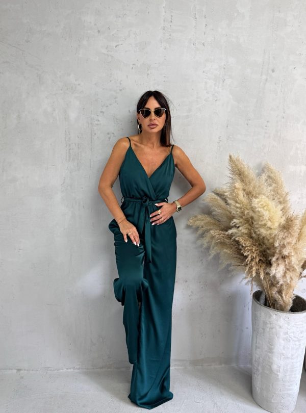 Satenski kombinezon petrolej zelene boje sa dekolteom na preklop i vezivanjem oko pojasa i džepovima