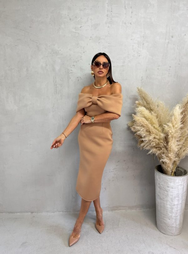 Elegantna uska haljina midi dužine ispod kolena otkrivenih ramena sa dekolteom u vidu mašne kamel boje