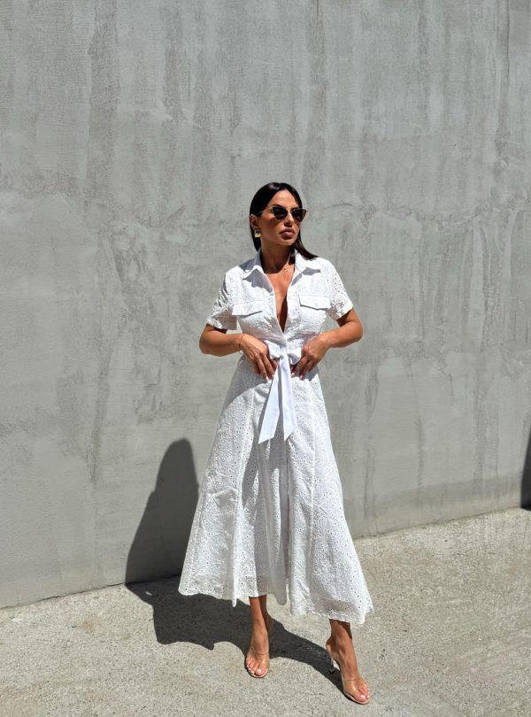 Midi bela pamučna boho haljina na kopčanje sa kratkim rukavima i vezenim detaljima sa pojasom