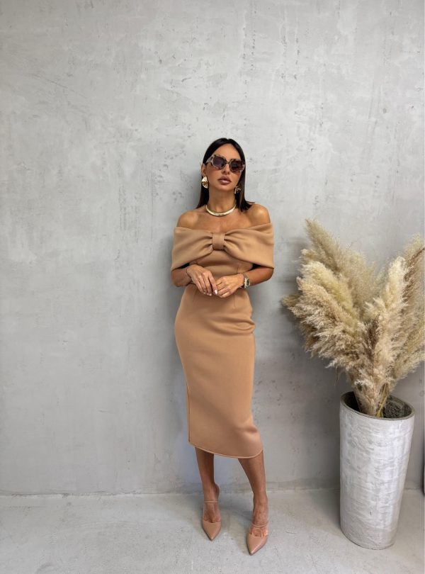 Elegantna uska haljina midi dužine ispod kolena otkrivenih ramena sa dekolteom u vidu mašne kamel boje